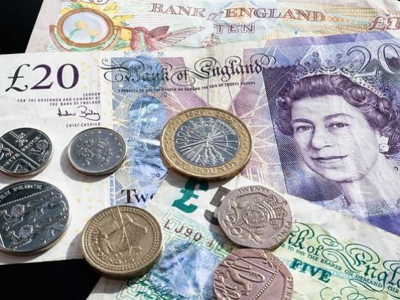 Lira sterlină s-a prăbușit în raport cu euro și dolarul, după ce Theresa May a cerut amânarea Brexitului