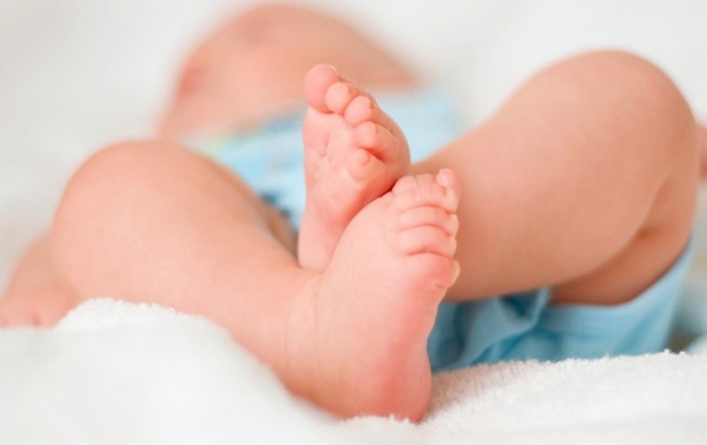 Primul bebeluș creat cu ADN de la trei persoane s-a născut în Marea Britanie