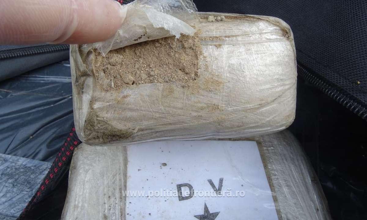 Peste 50 kg de heroină au fost găsite într-un tir la granița cu Bulgaria