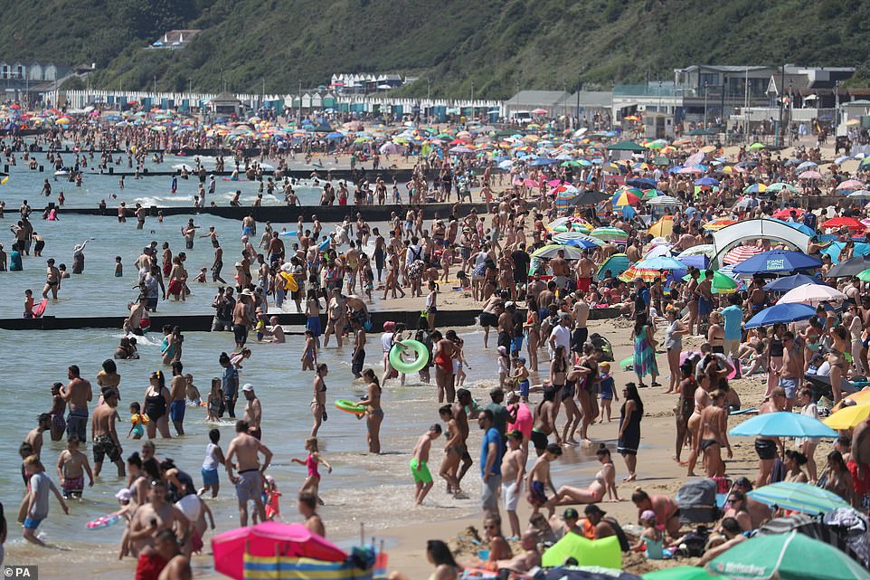Plajele din Marea Britanie au fost luate cu asalt. Regulile de distanțare socială, complet ignorate