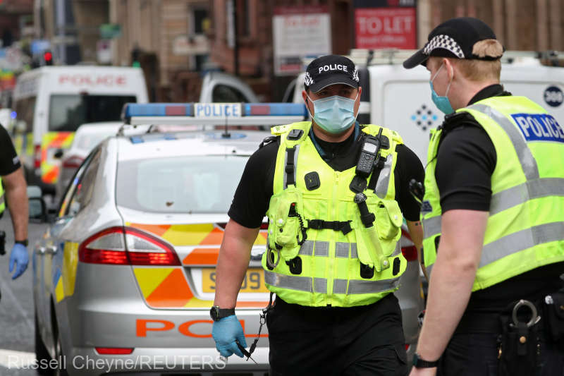 Polițist britanic suspendat după ce și-a pus piciorul pe gâtul unui suspect
