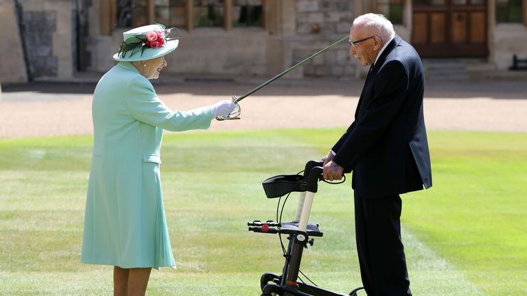 Regina Elizabeth II i-a acordat titlul de cavaler veteranului Tom Moore