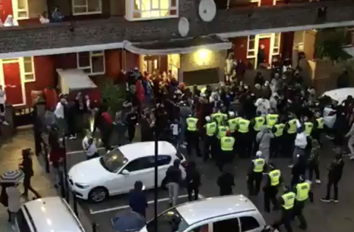 Polițiștii atacați cu sticle după ce au încercat să oprească o petrecere ilegală în White City