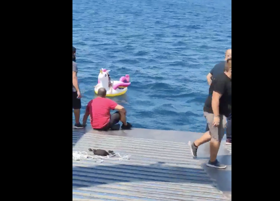 VIDEO: O fetiță de patru ani, luată de curenți pe unicornul său gonflabil preferat, a fost salvată de un feribot grecesc