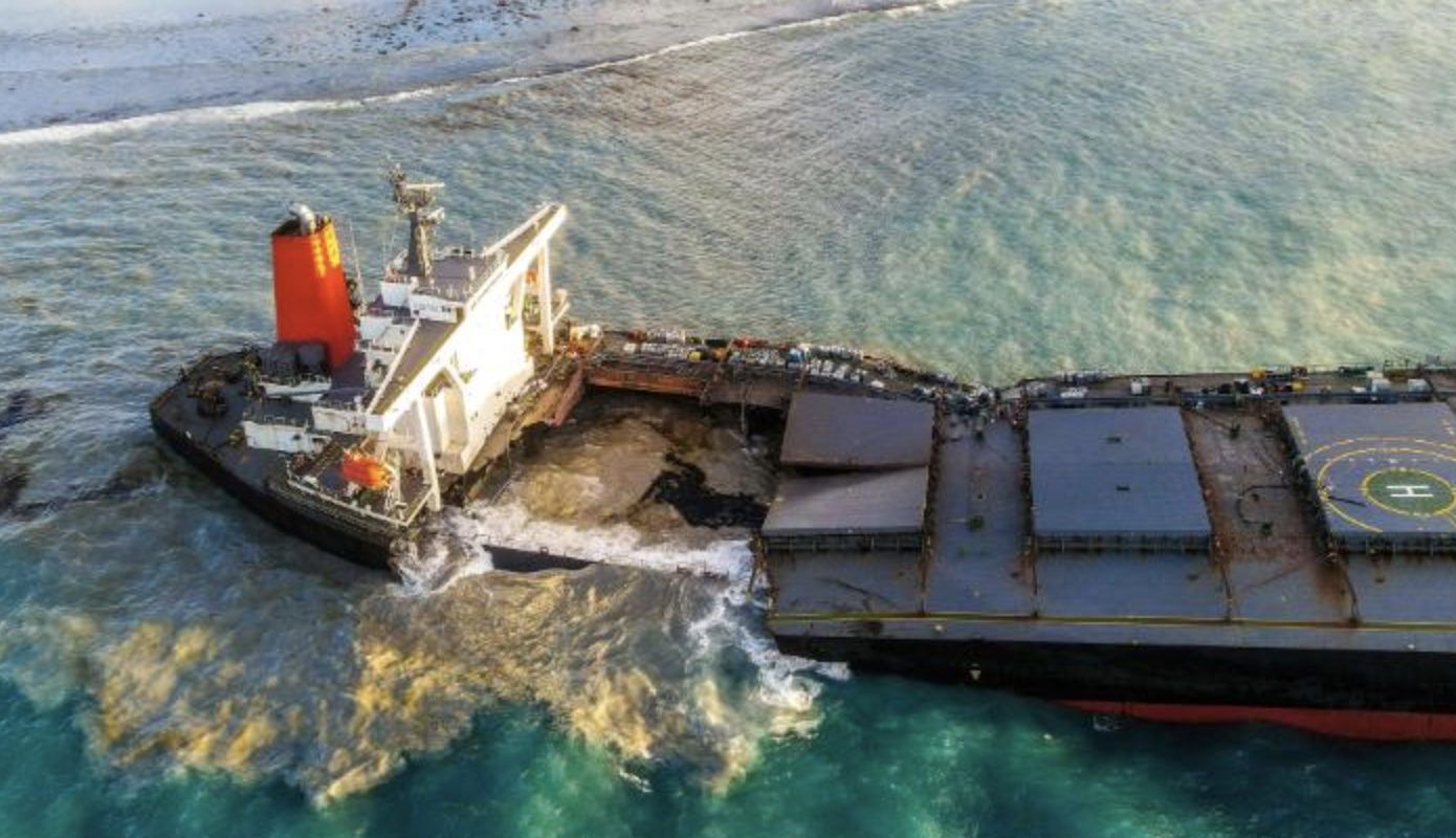 Nava din care s-au scurs tone de petrol în Oceanul Indian s-a rupt în două