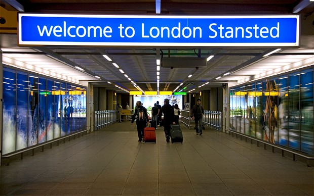 Doi suspecți de terorism, prinși pe un aeroport din Londra