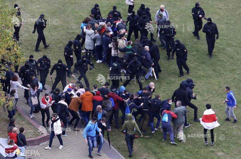 Poliţia a arestat 713 persoane în timpul protestelor desfăşurate duminică în Belarus