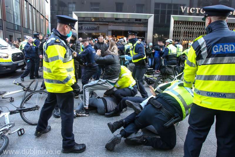Poliția irlandeză a arestat 11 persoane care protestau la Dublin faţă de noile restricţii impuse