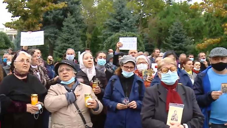 Protest în fața Catedralei Mitropolitane din Iași