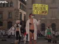 Protest în Spania. Medicii din Barcelona s-au dezbrăcat în stradă ca să arate că sunt la limita răbdării