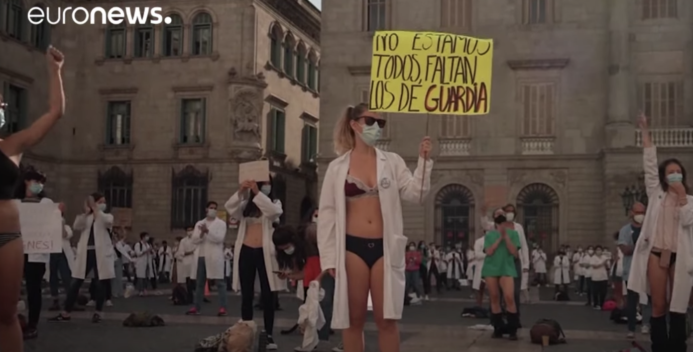 Protest în Spania. Medicii din Barcelona s-au dezbrăcat în stradă ca să arate că sunt la limita răbdării