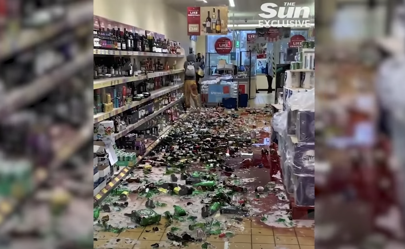 O femeie din Marea Britanie a spart peste 500 de sticle de alcool într-un supermarket