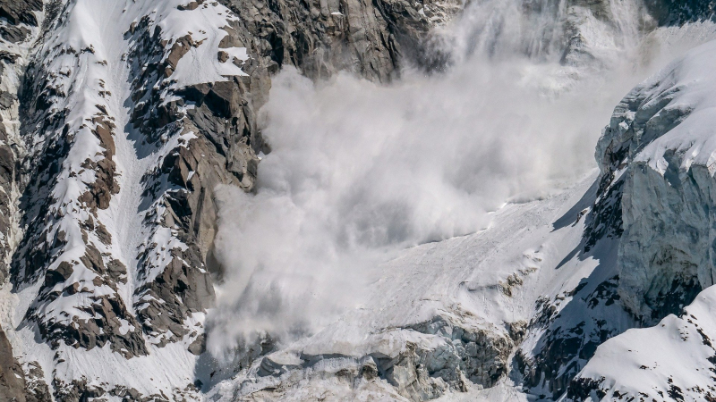 Două femei, surprinse de o avalanșă în Munții Bucegi