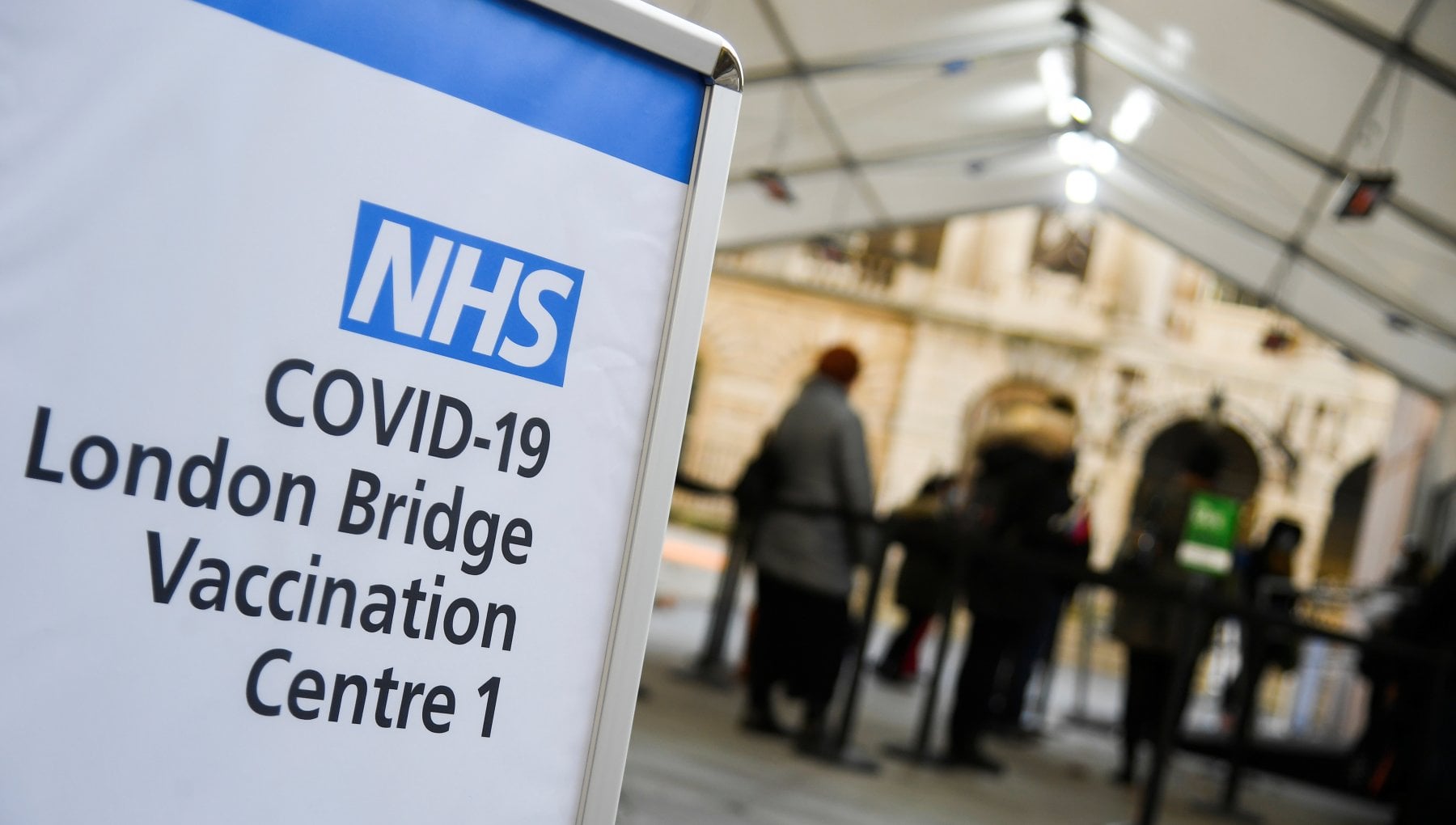 Guvernul britanic vrea să impună obligativitatea vaccinării împotriva COVID-19 a personalului NHS