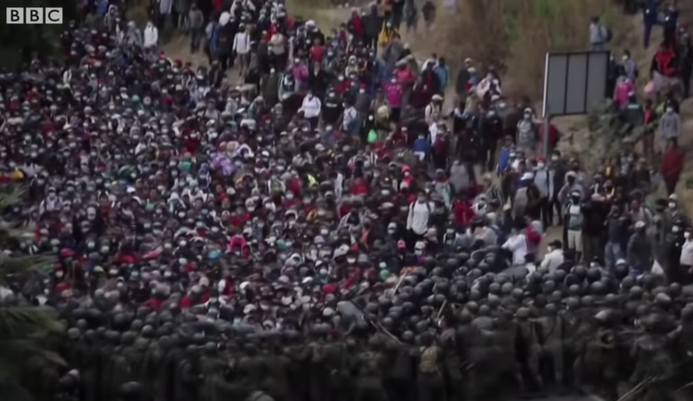 Mii de imigranți din America Centrală, opriți cu bastoane și gaze lacrimogene în Guatemala