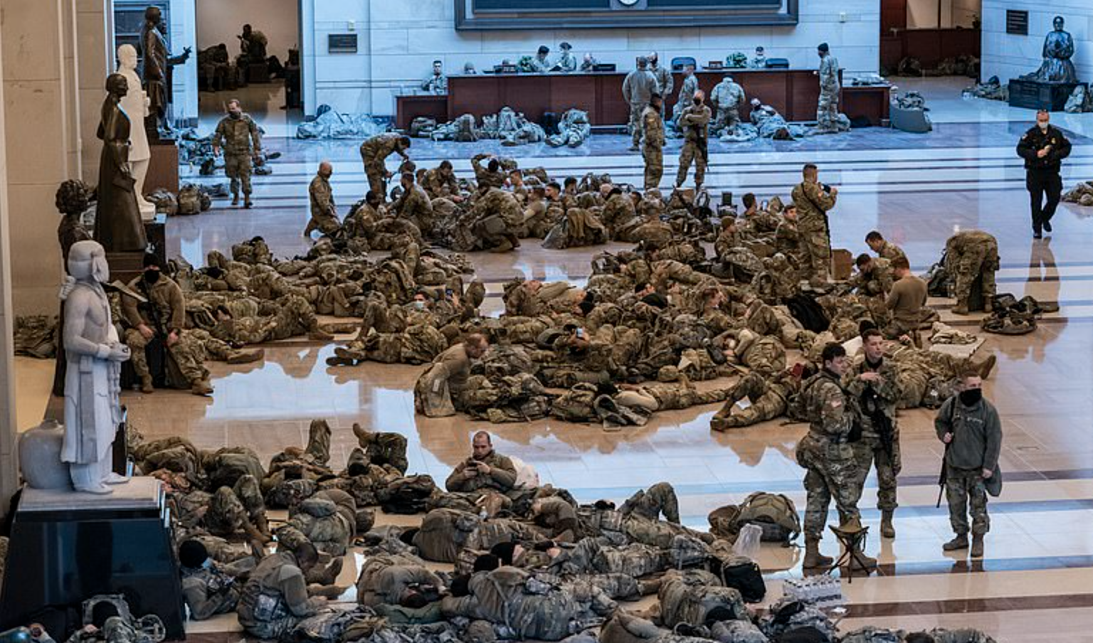 Sute de militari ai Gărzii Naționale au fost surprinși miercuri  în timp ce dormeau pe podeaua de piatră a Capitoliului american