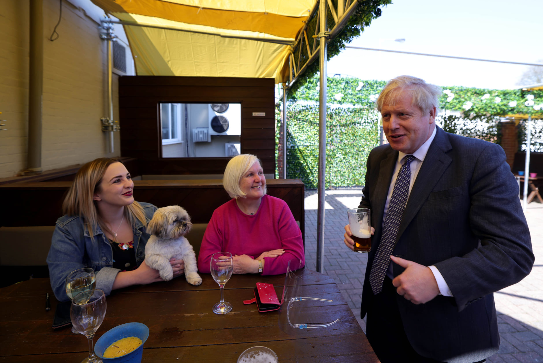 Boris Johnson a sărbătorit relaxarea restricțiilor cu o bere într-un pub din Wolverhampton