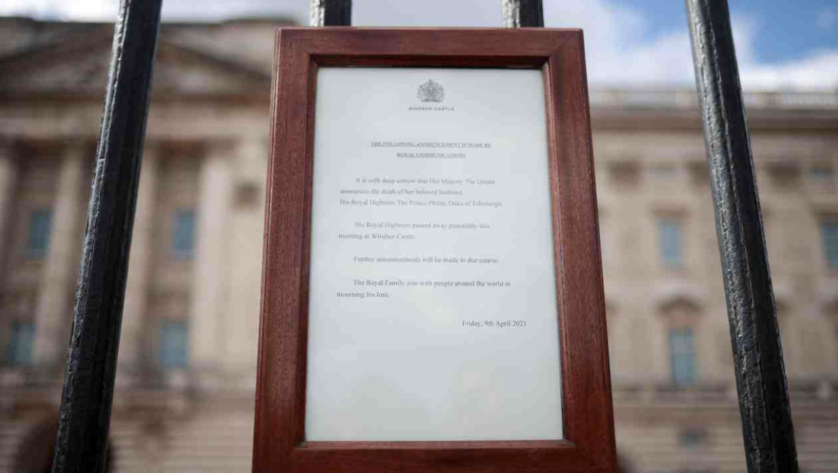 Drapelele de la Palatul Buckingham au fost coborâte în bernă