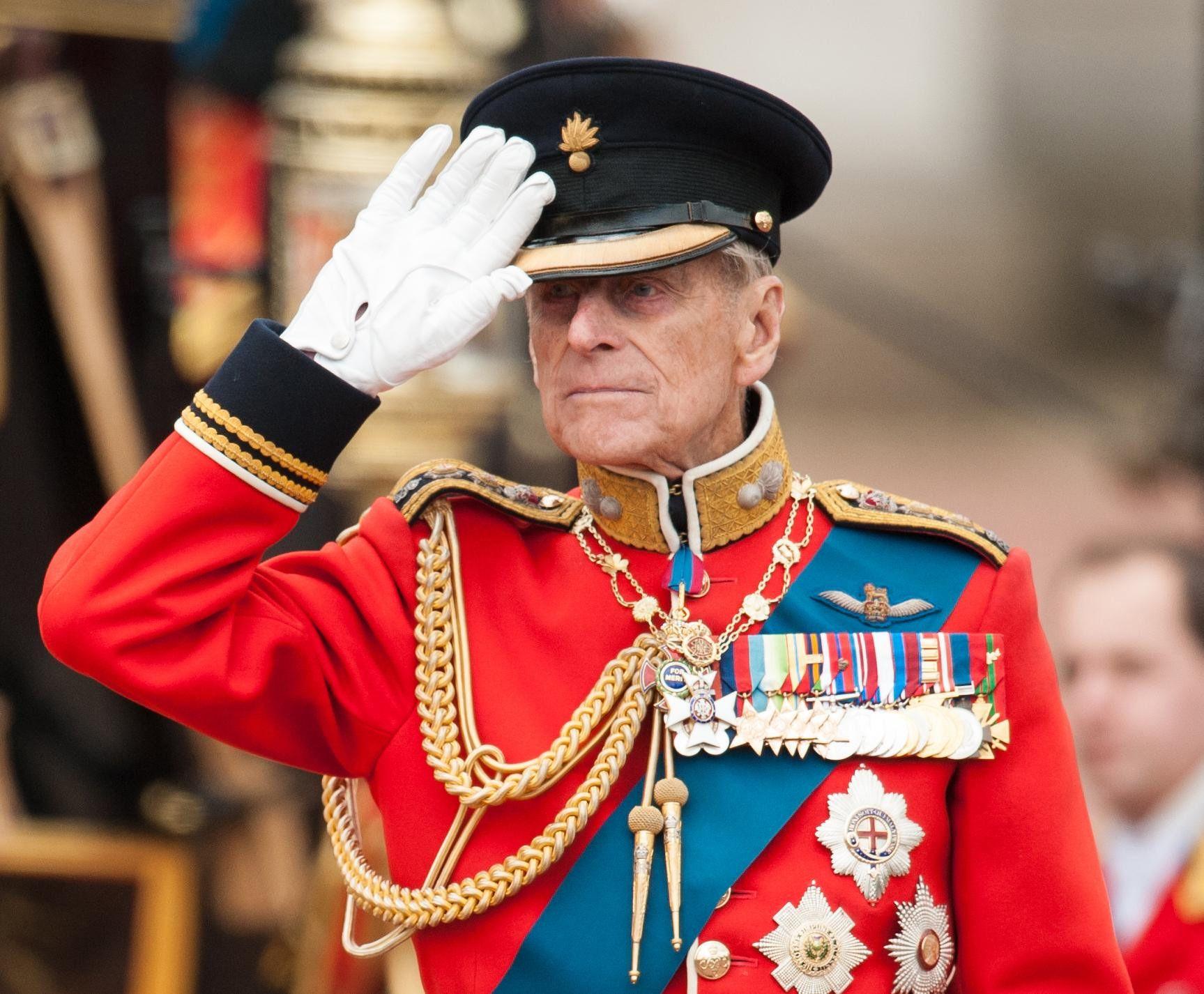 Membrii familiei regale britanice nu vor purta uniforme militare la funeraliile prinţului Philip