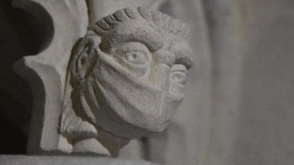 O sculptură cu o mască de protecție va decora altarul uneia dintre cele mai vechi catedrale din Marea Britanie