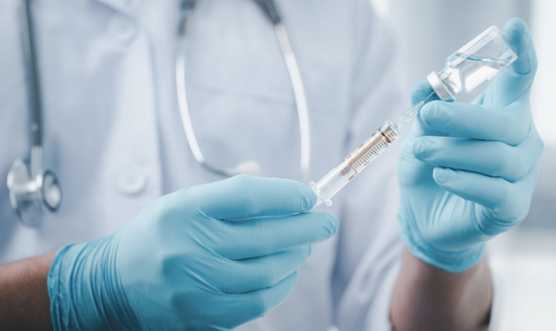O asistentă medicală a vaccinat peste 8.000 de persoane cu ser fiziologic în loc de ser anti-COVID