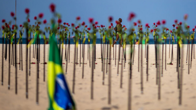 Plaja Copacabana a fost acoperită cu trandafiri roșii în memoria victimelor pandemiei COVID