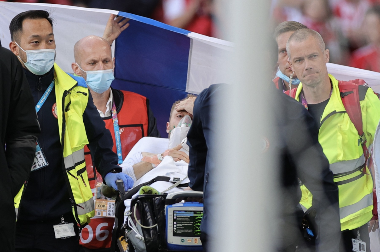Fotbalistul danez Christian Eriksen, prăbuşit pe teren, din senin, în timpul meciului Danemarca – Finlanda de la Euro 2020