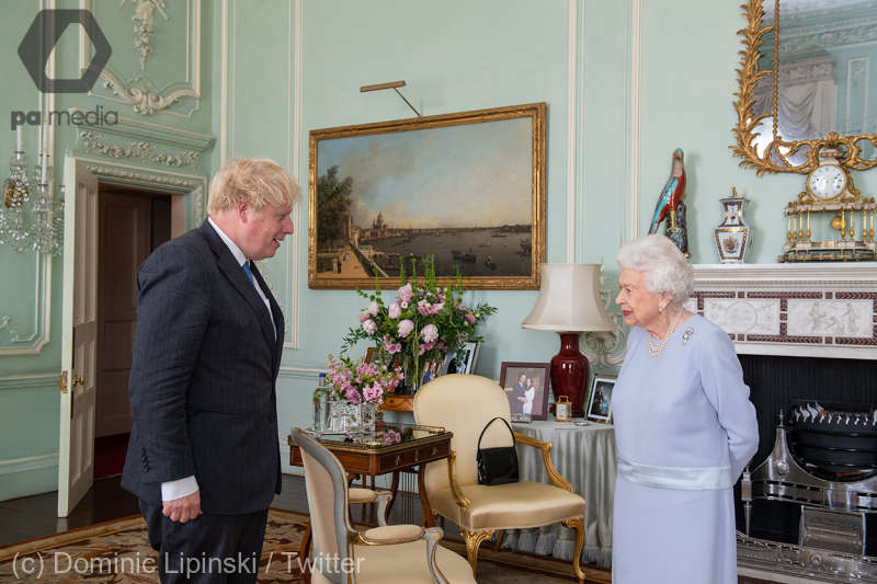 Prima întâlnire fizică a Reginei Elisabeta a II-a și prim-ministrului Boris Johnson, de când a început pandemia de coronavirus