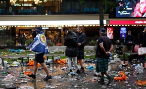 Fanii scoțieni au strâns gunoaiele pe care le-au aruncat în Leicester Square în timpul meciului cu Anglia