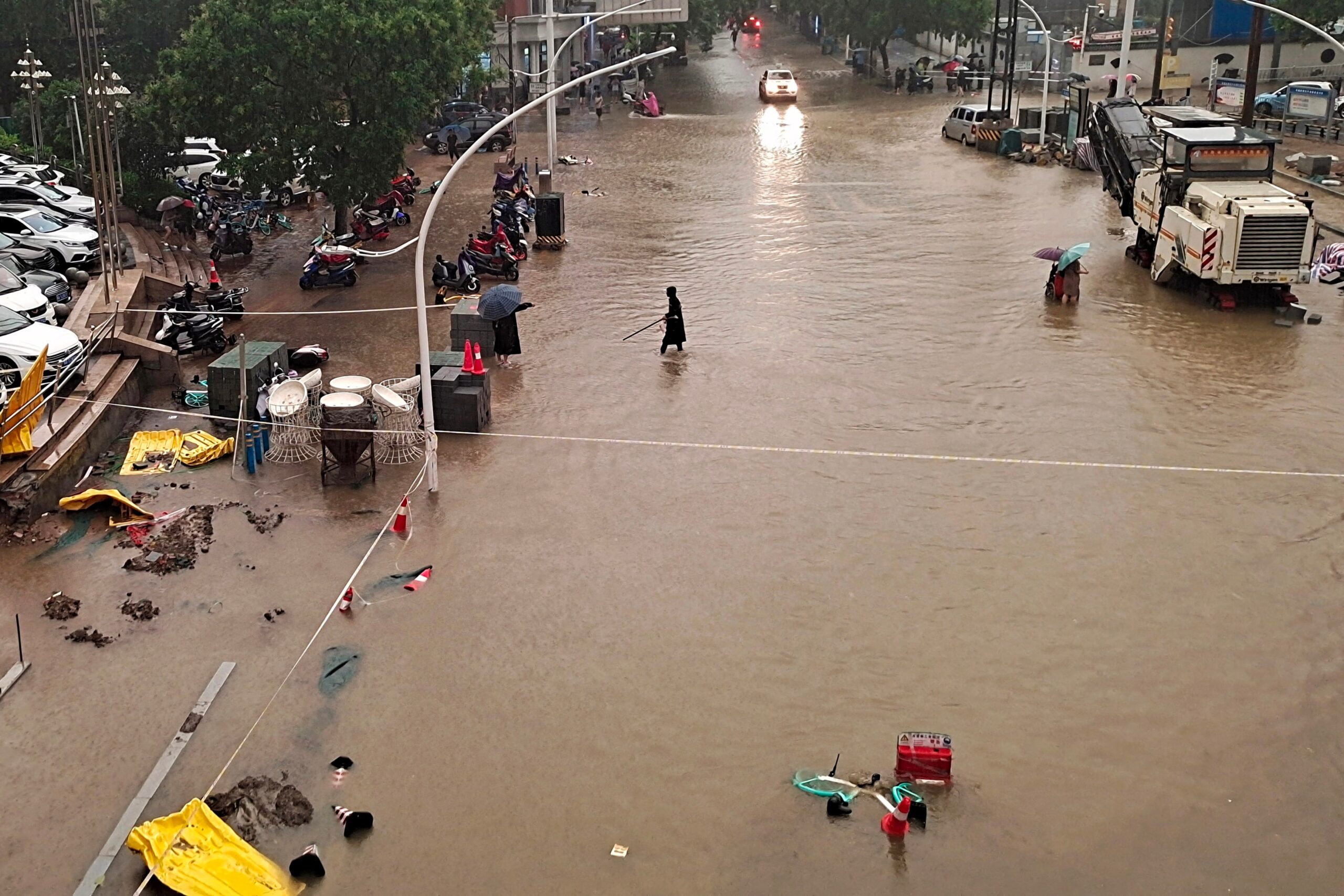 Sute de oameni blocați în metroul din Zhengzhou în urma inundațiilor severe