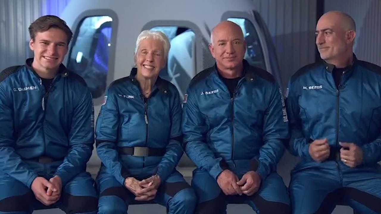 Jeff Bezos, cel mai bogat om din lume, va zbura în spațiu