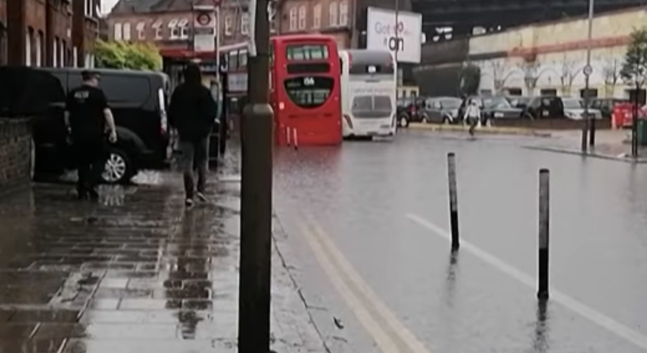 Inundații pe străzile Londrei