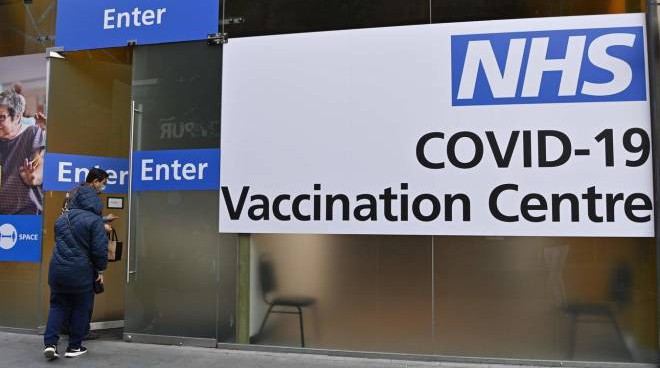 60% dintre pacienţii cu COVID-19 internaţi în spitalele britanice au fost vaccinaţi cu ambele doze