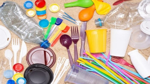 Unele articole din plastic de unică folosinţă, vor fi interzise în Anglia