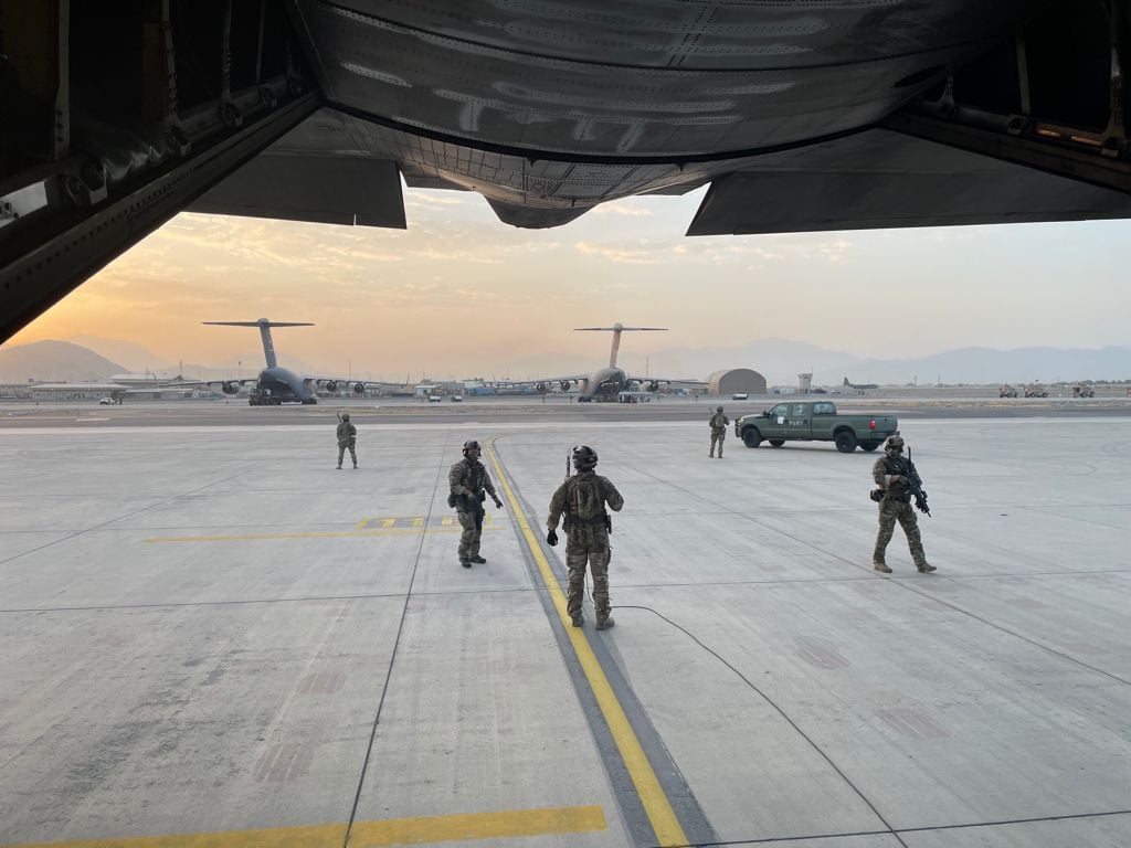 Doar un cetățean român a fost preluat de pe aeroportul din Kabul