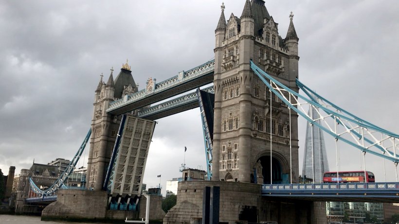 Tower Bridge din Londra, blocat de activiști ecologiști