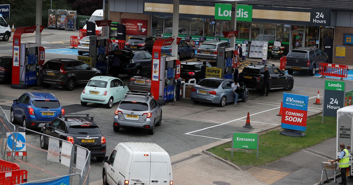 Criza de combustibil în Marea Britanie. Mulți șoferi s-au panicat și au golit stațiile de benzină