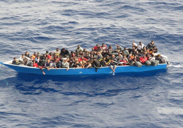 Cel puţin 853 de migranţi au traversat ilegal Canalul Mânecii spre coastele engleze