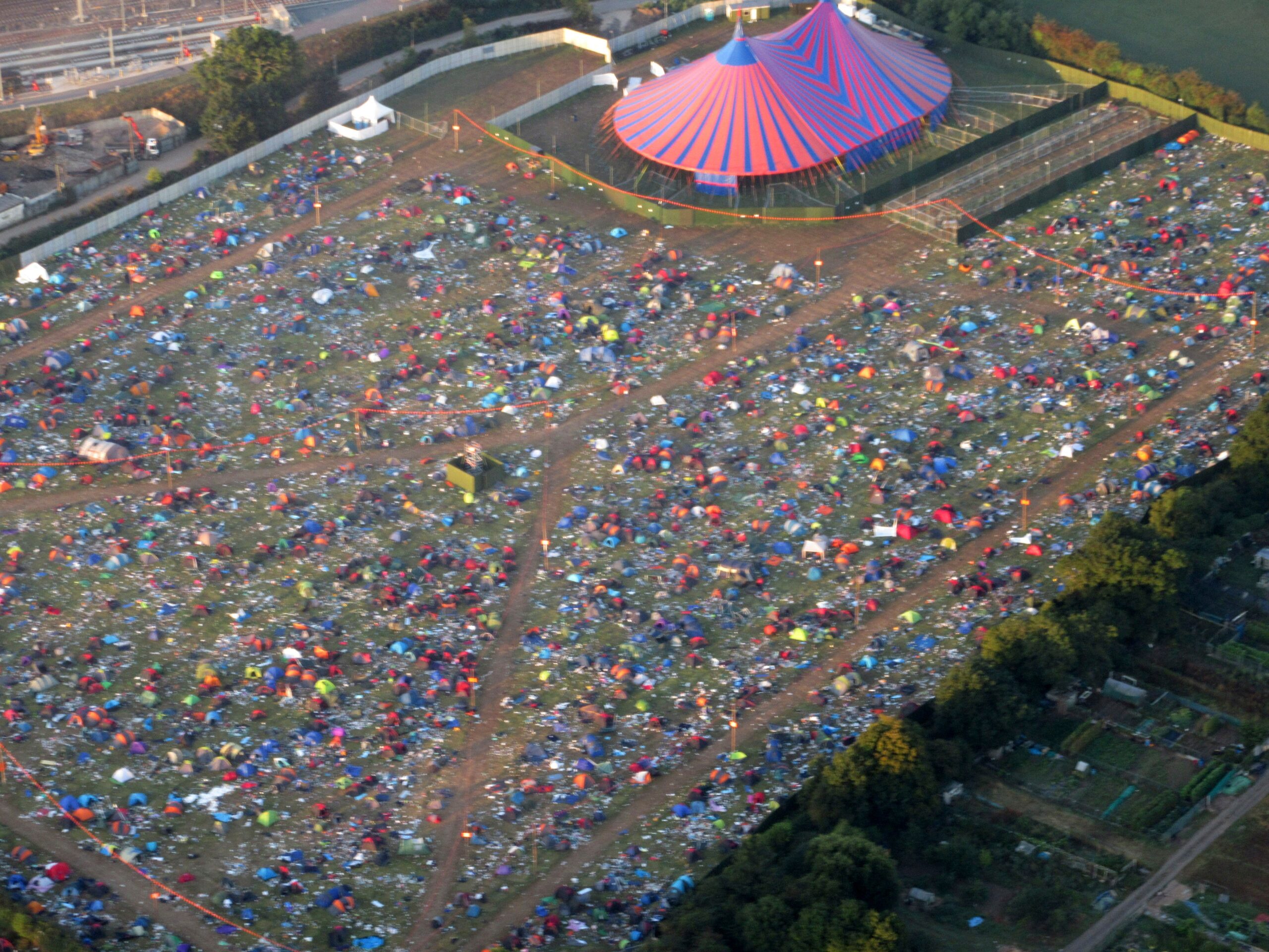 Mii de corturi lăsate în urmă pe un câmp după un festival de muzică din Anglia