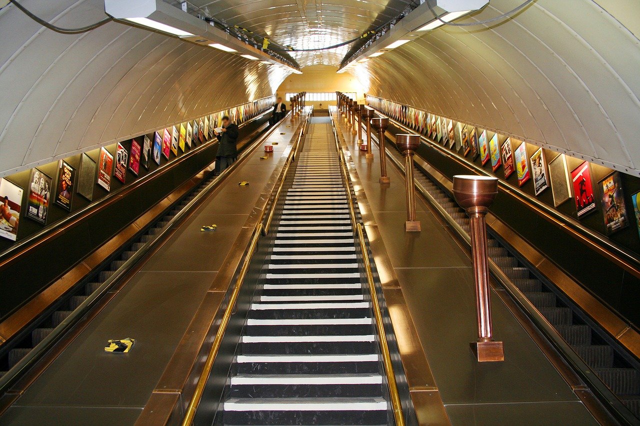 Tot mai mulţi londonezi cad pe scările rulante din metrou, pentru că nu se ţin de teamă să nu se infecteze