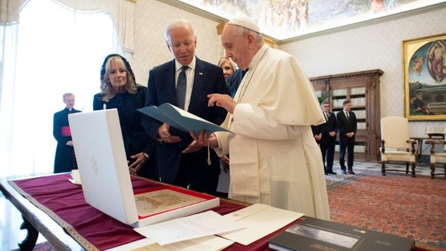 Papa Francisc l-a primit la Vatican pe Joe Biden
