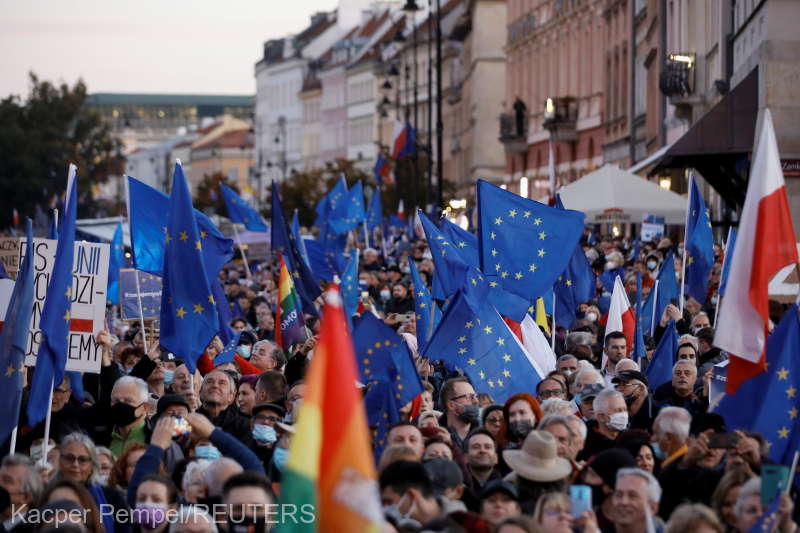 Zeci de mii de polonezi au ieșit în stradă pentru a sprijini apartenenţa la Uniunea Europeană a Poloniei