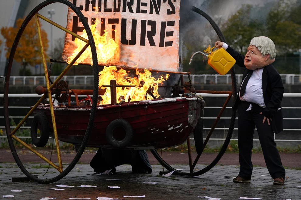 Un protestatar deghizat în Boris Johnson a incendiat o barcă în faţa centrului care va găzdui COP26