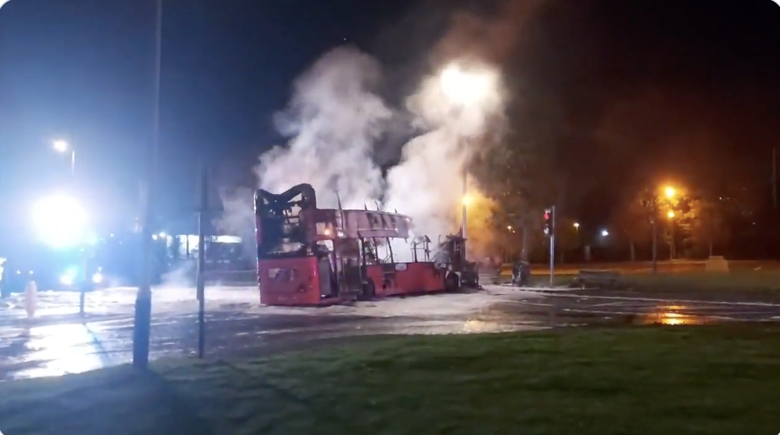 Un autobuz dintr-o suburbie a oraşului nord-irlandez Belfast a fost deturnat şi incendiat
