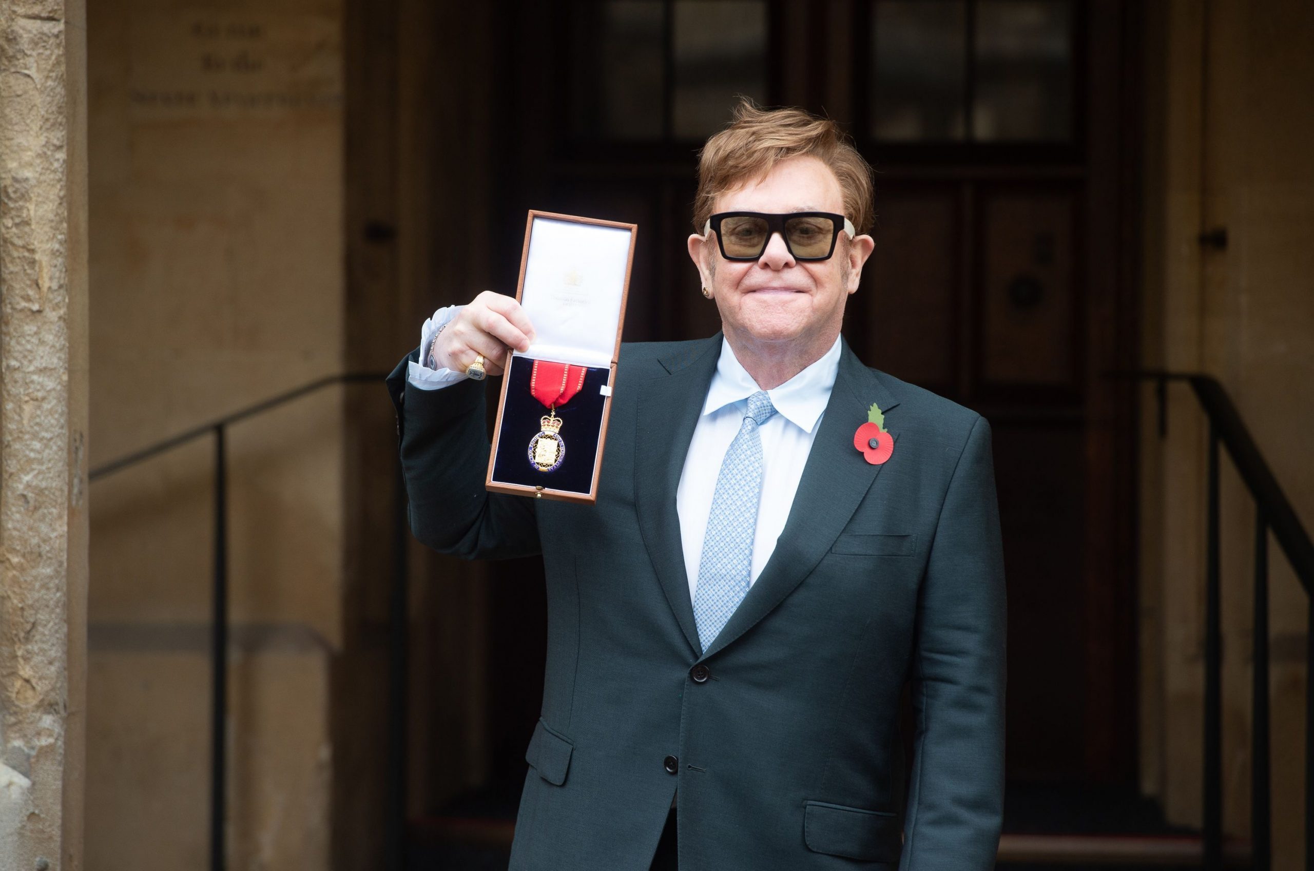 Elton John decorat de prințul Charles cu Order of the Companions of Honour 