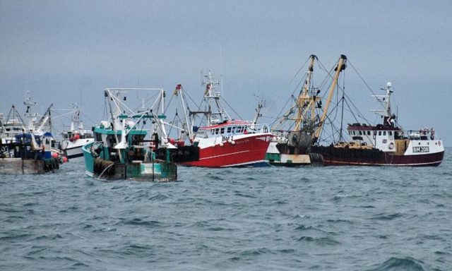 Guvernul britanic se declară ”dezamăgit” de ameninţările pescarilor francezi