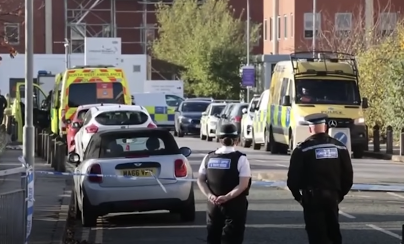 O maşină a explodat în faţa unui spital din Liverpool