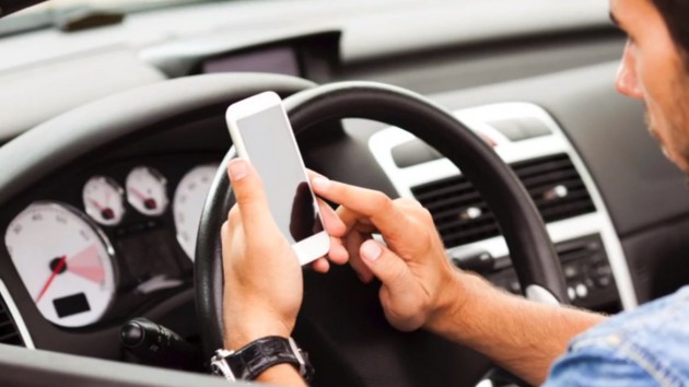 Marea Britanie vrea să interzică dispozitivele mobile la volan