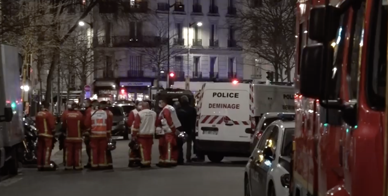 Două femei au fost luate ostatice la Paris de un bărbat înarmat cu un cuţit