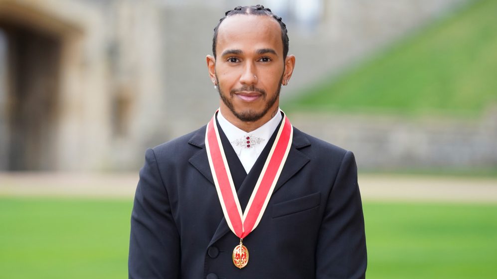 Pilotul Lewis Hamilton a primit titlul onorific de cavaler al Marii Britanii